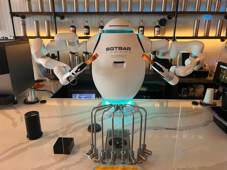 Adam: El primer barista robot que cautiva a Nueva York