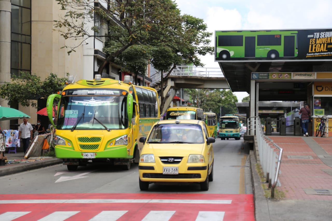 Definen director del AMB y tarifas de servicio público