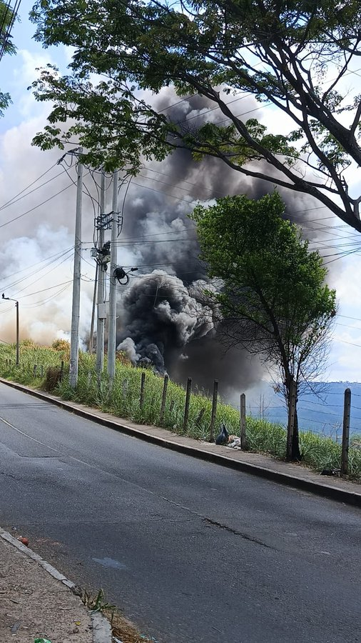 Bomberos de Floridablanca atienden incendio forestal en La Cumbre