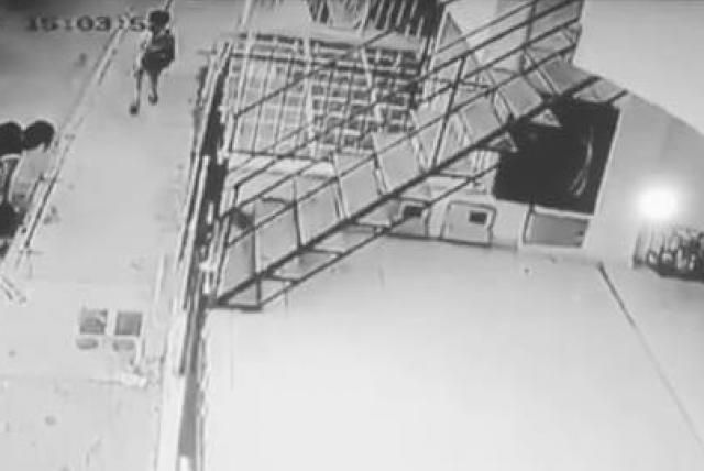 A punta de sopa joven defendió a su madre de un atraco