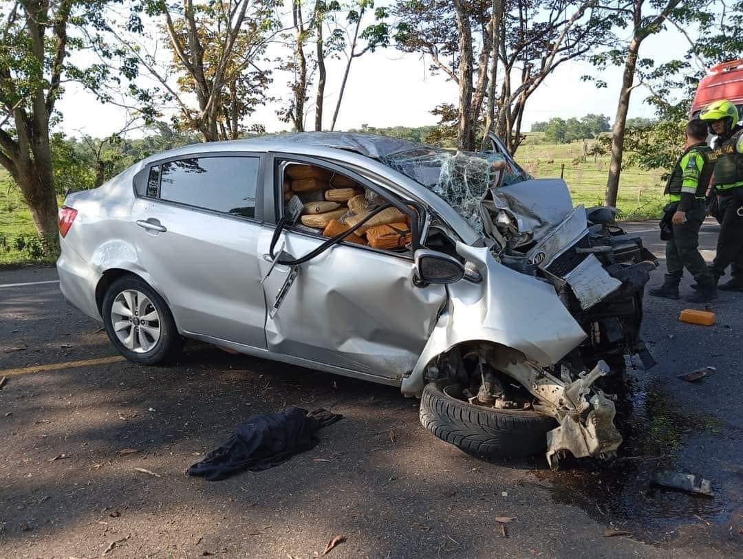 Conductor escapa tras accidente de vehículo cargado con posibles paquetes de marihuana