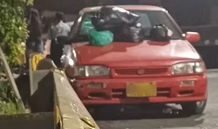 Residentes llenan de basura carro que obstaculiza recolección de desechos