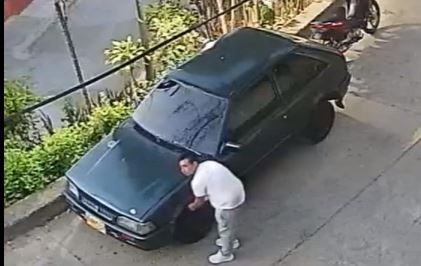 Hampones agarraron mal parqueado un carro en Floridablanca y le sacaron la batería