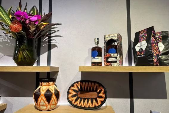 La marca española que se metió en la polémica casa colombiana en Davos