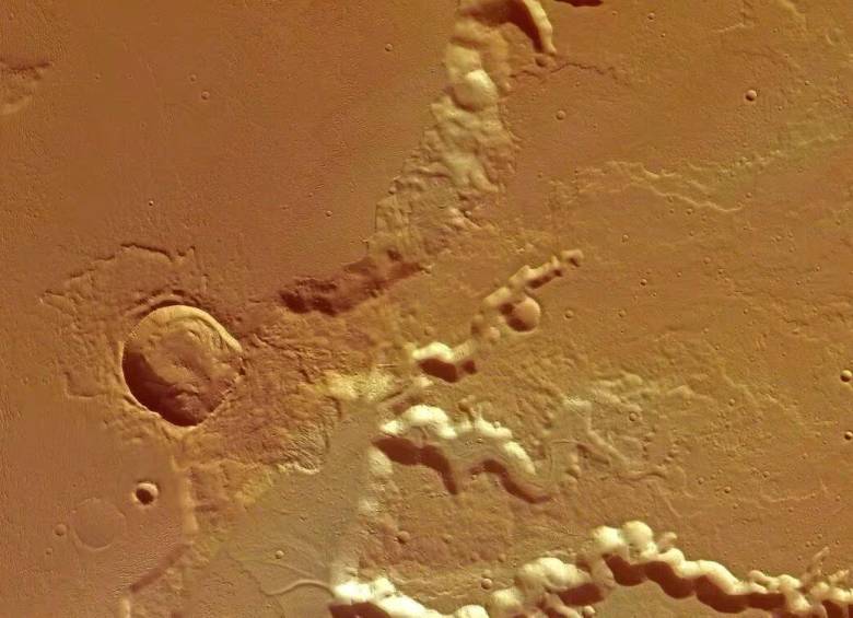 Descubren depósitos masivos de agua helada bajo el ecuador de Marte