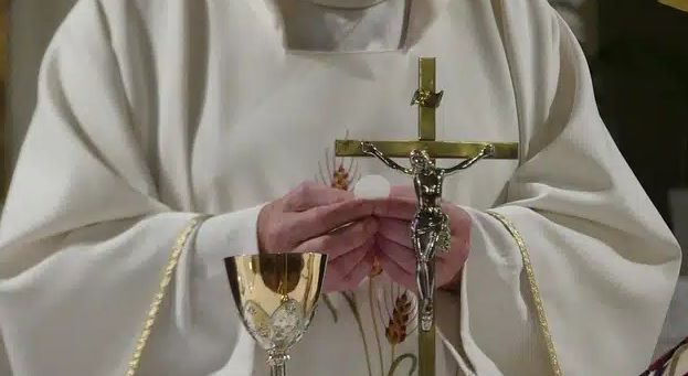 Sacerdote absuelto por pedofilia vuelve a atacar a un menor