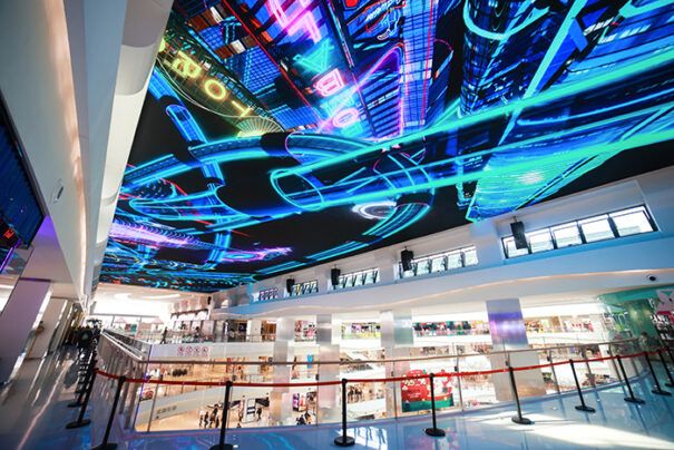 VIDEO: Un centro comercial en China atrae al visitante con un mundo futurista en 3D sobre sus cabezas