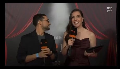 Presentadora confesó que olía a mico, eructó y luego se orinó en plena transmisión en vivo