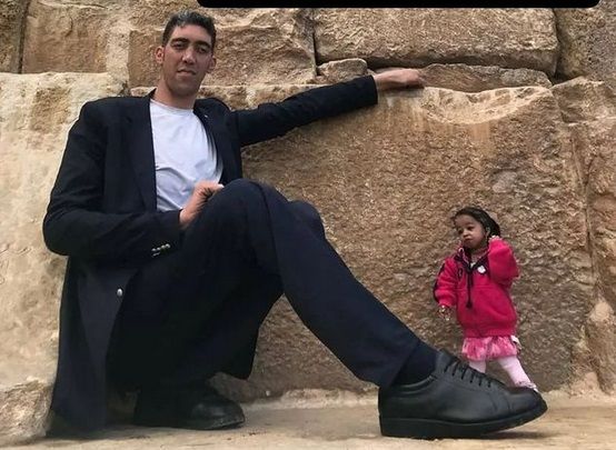 EL más alto del mundo protagoniza tierno encuentro con la más bajita