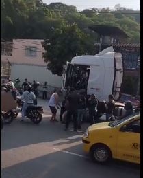 Riña entre conductores por poco acaba en tragedia