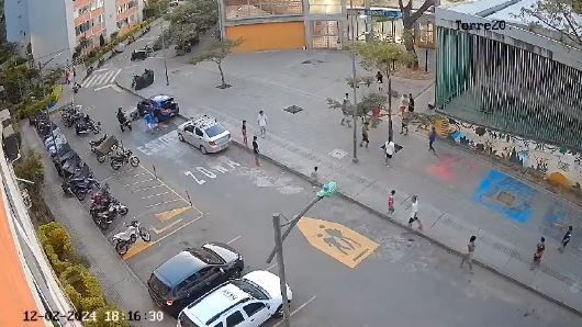 A machetazos vándalos se enfrentaron a las afueras de un colegio en Bucaramanga