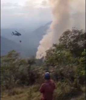Por cielo y tierra intentan apagar incendio forestal en Sucre