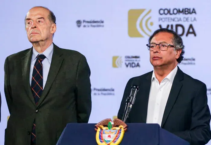 Petro alega persecución judicial y rehúsa ejecutar sanción a canciller