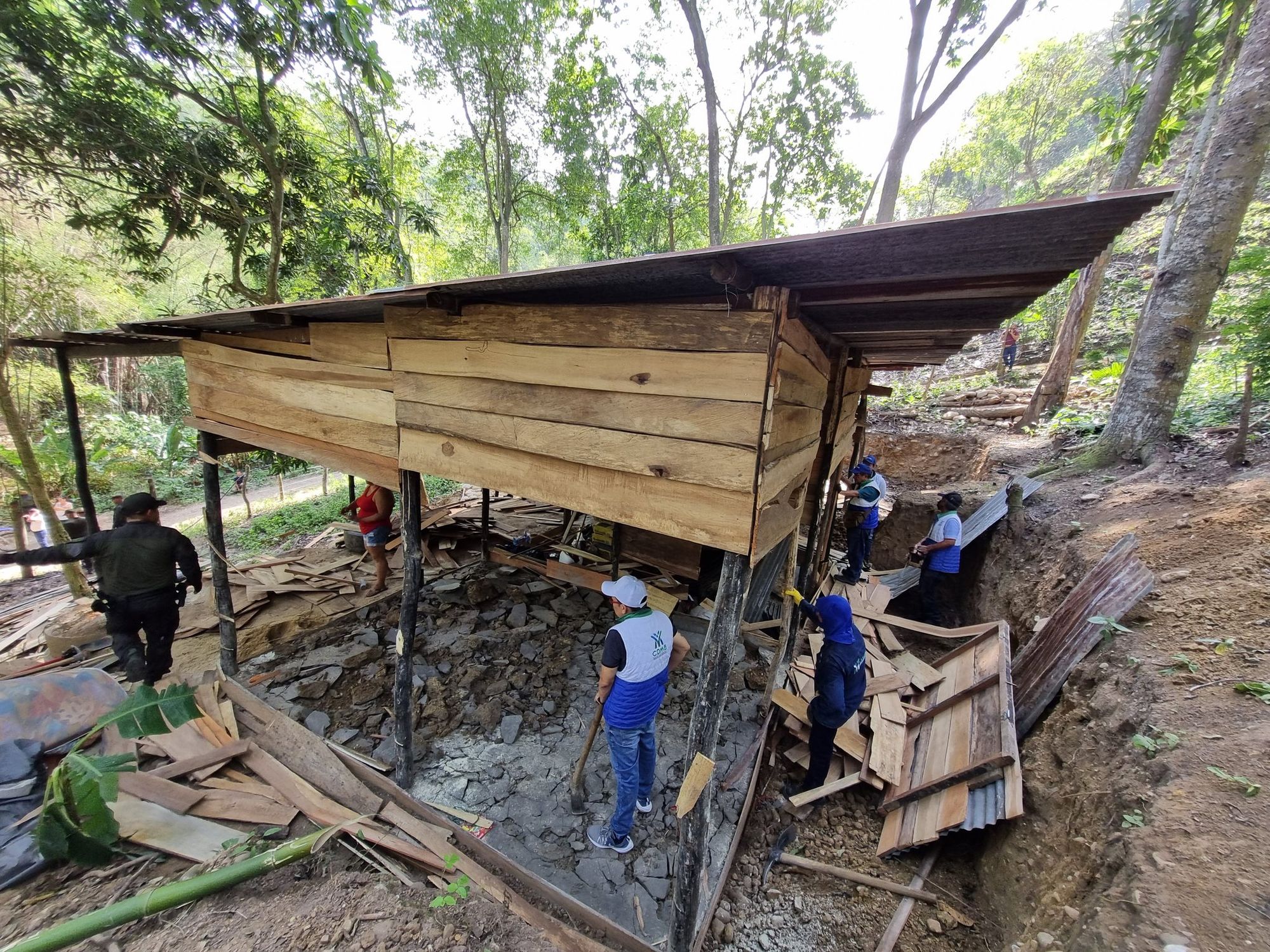 Destruido cambuche ilegal en la escarpa de Bucaramanga