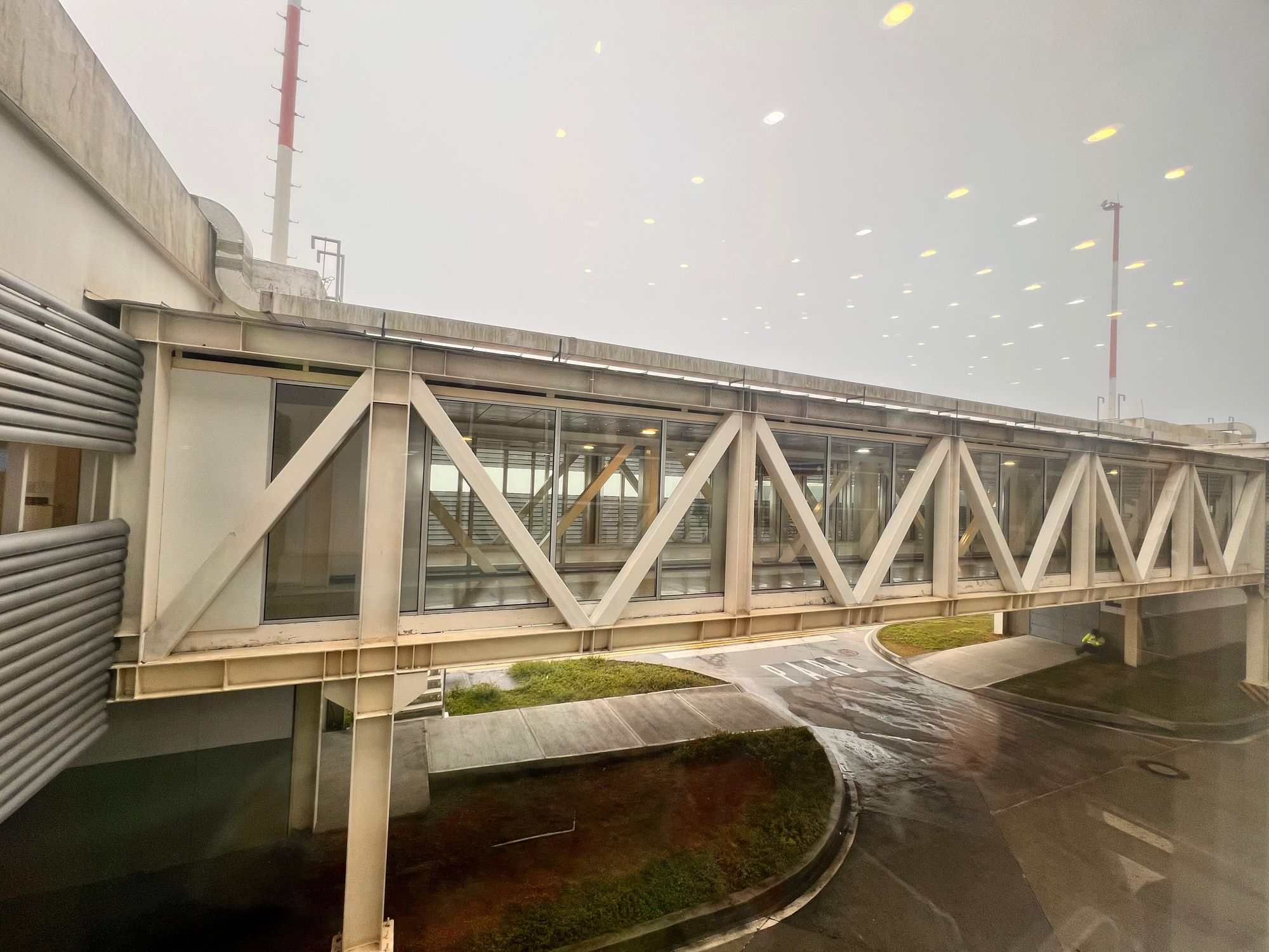 Lluvias paralizan el Aeropuerto Palonegro en Lebrija