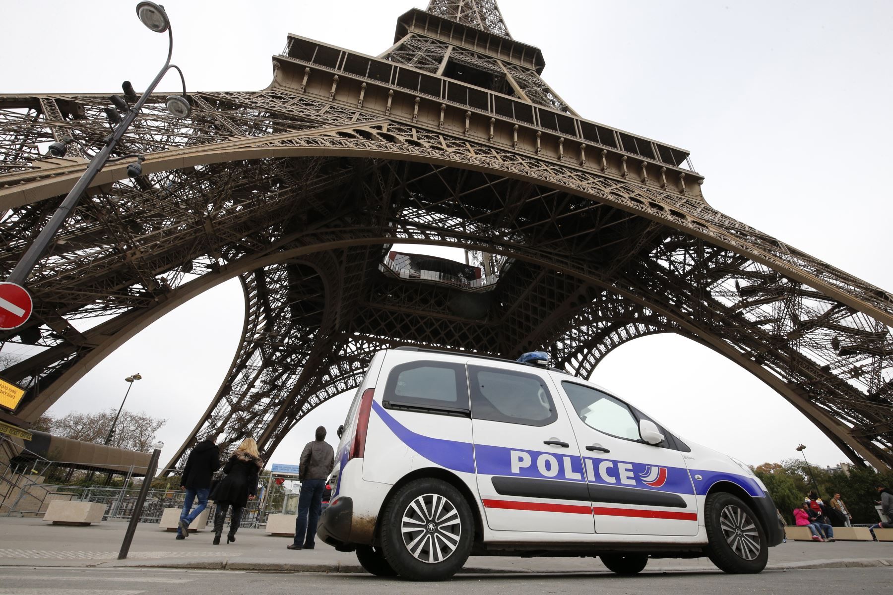 Previo a Olímpicos trabajadores de Torre Eiffel en huelga