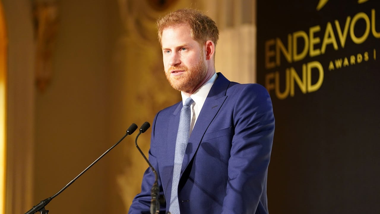 Príncipe Harry regresa al Reino Unido para apoyar al Rey Carlos III