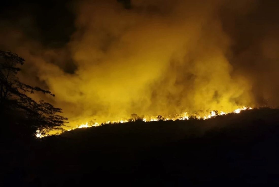 Piden ayuda para apagar grave incendio forestal que se registra en Sucre, Santander