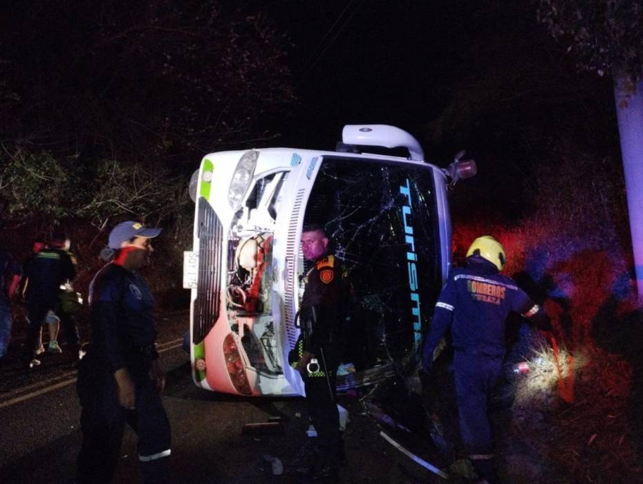 Trágico accidente de bus deja una menor fallecida y 50 heridos