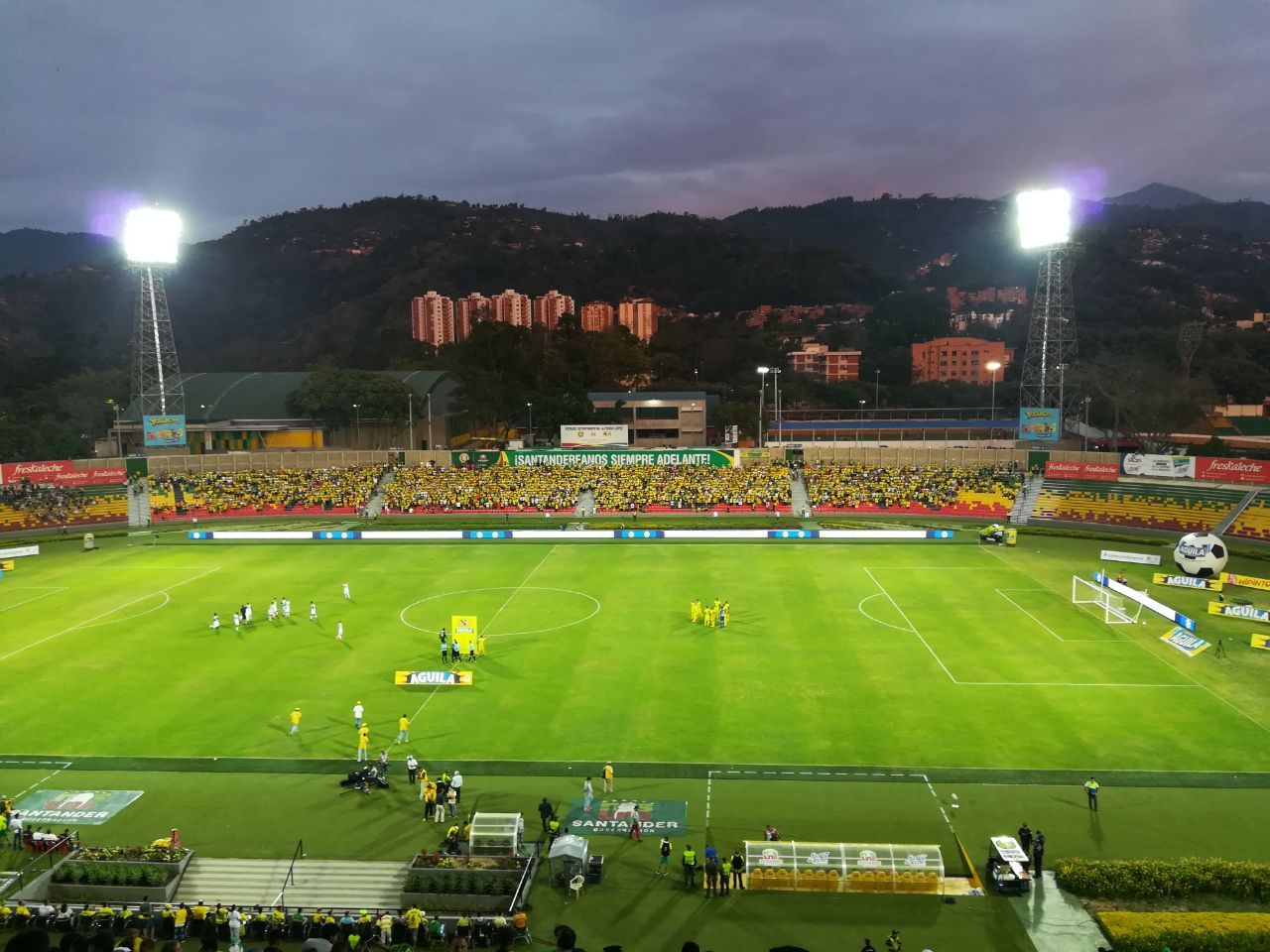 20 jóvenes viven sueño de ver al Atlético Bucaramanga gracias al Gobernador y Gestora Social