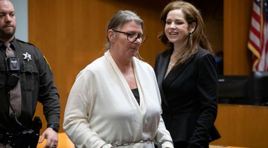 Condenaron a la mamá de joven responsable por tiroteo en escuela de EE.UU