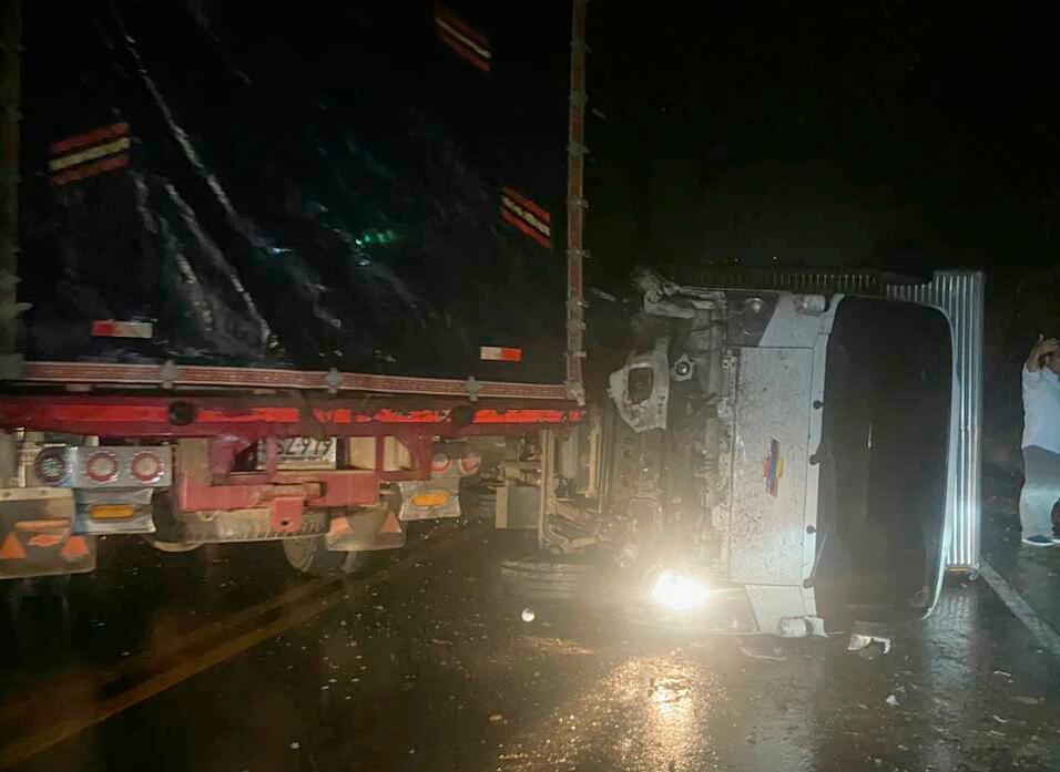 Camión volcado generó caos en la vía Bucaramanga - San Gil