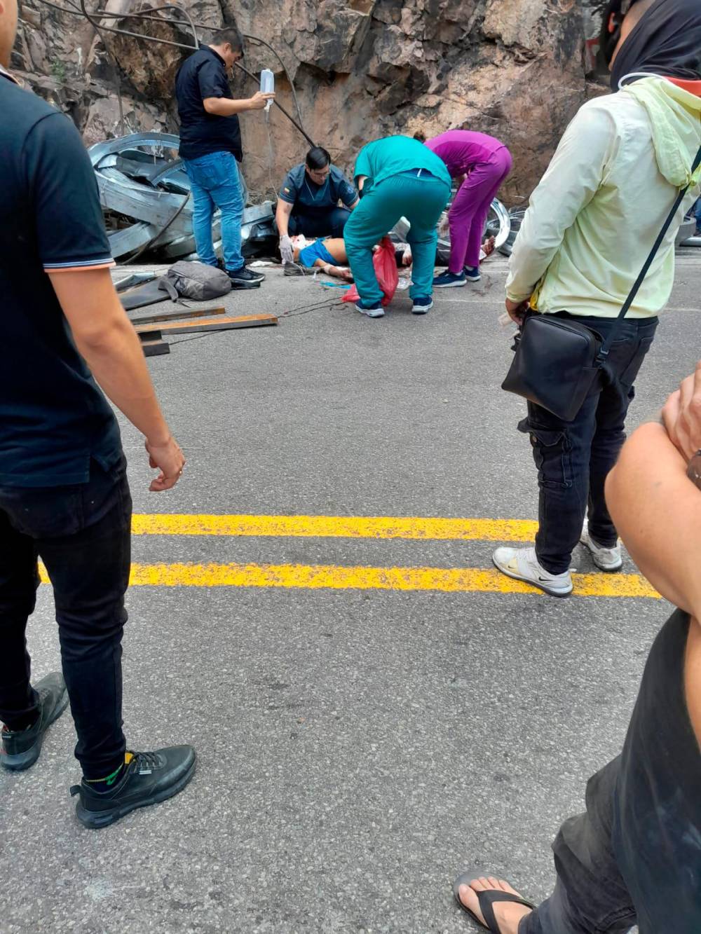De milagro se salvó el polizón de un camión volcado en la vía a San Gil