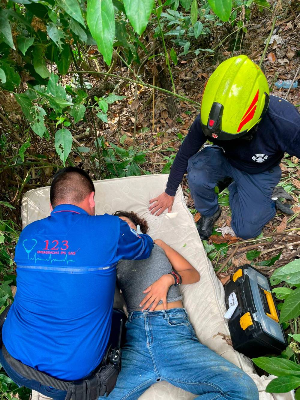 Mujer se durmió y terminó cayendo a un abismo de 80 metros