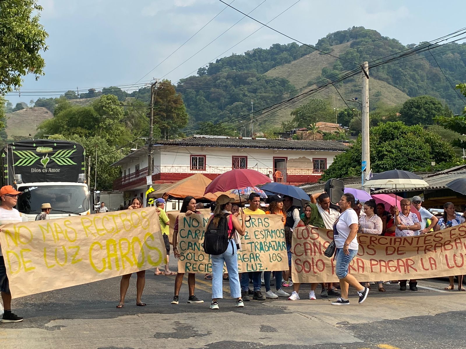 Comunidad amenaza con cerrar vía Bucaramanga a la costa si la ESSA no baja el precio de la energía