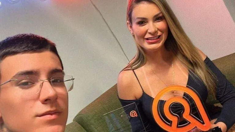 Mujer gana mucho dinero empelotándose en OnlyFans y su hijo es el que la graba