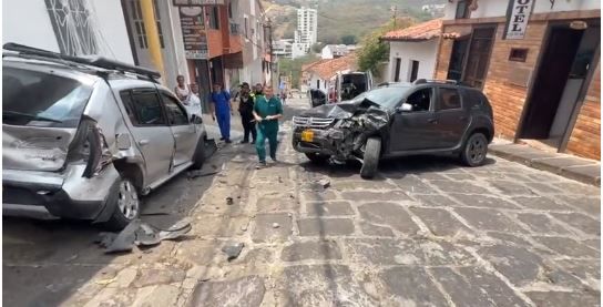 Camioneta rodó sin control por las calles de San Gil