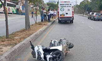 Motorizado perdió la vida al chocar contra un separador en Girón