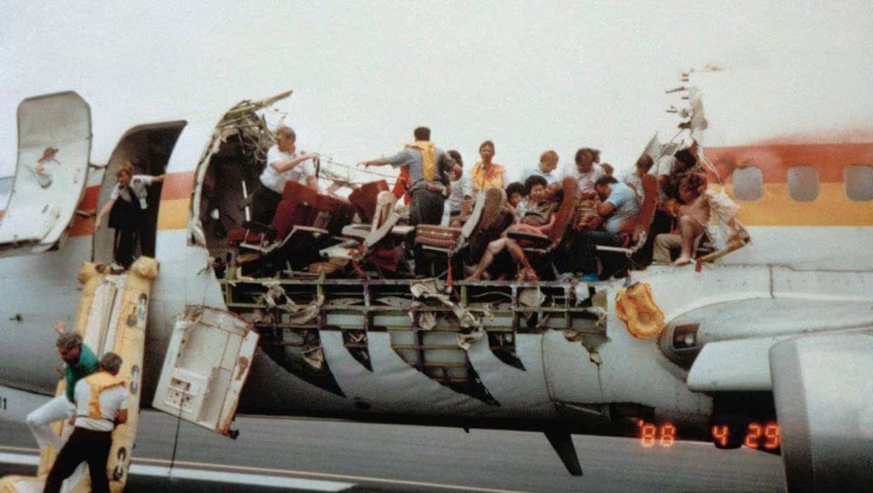 Este fue el avión que perdió el techo en pleno vuelo y pudo aterrizar de manera segura