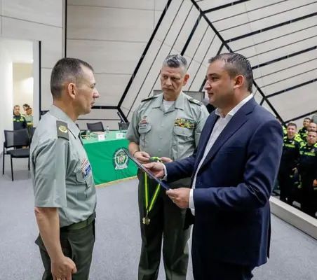 Floridablanca otorga Orden José Elías Puyana a 45 uniformados de la Policía Nacional