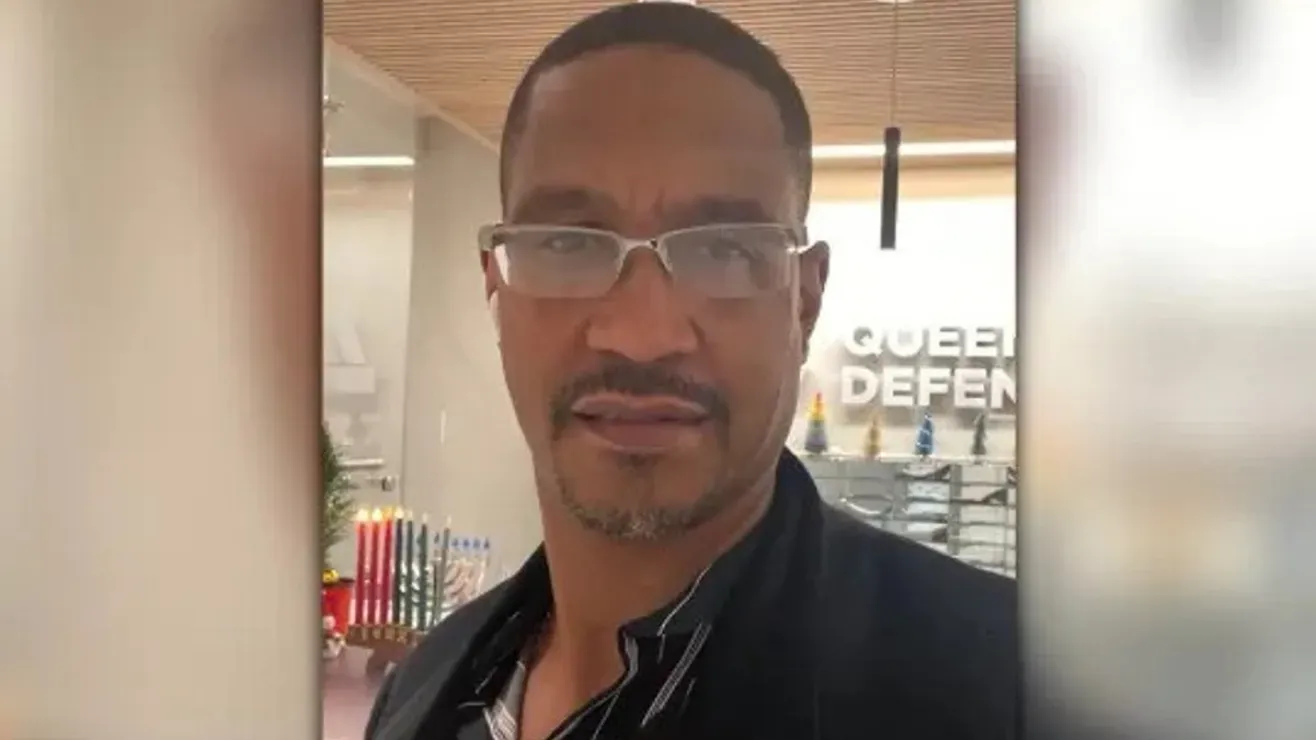 Acaba de abandonar la prisión y lo encuentran con una persona diseccionada en su apartamento