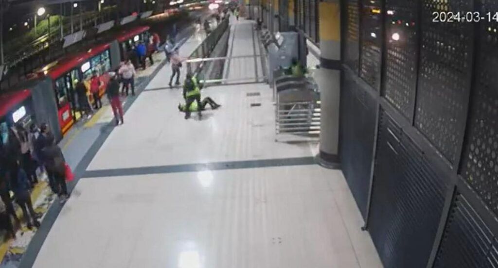 Un hombre agrede y deja inconsciente a una trabajadora de Transmilenio