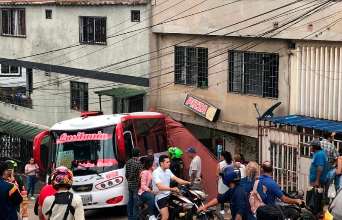 Buseta se ‘parqueó’ violentamente en una pizzería de Floridablanca