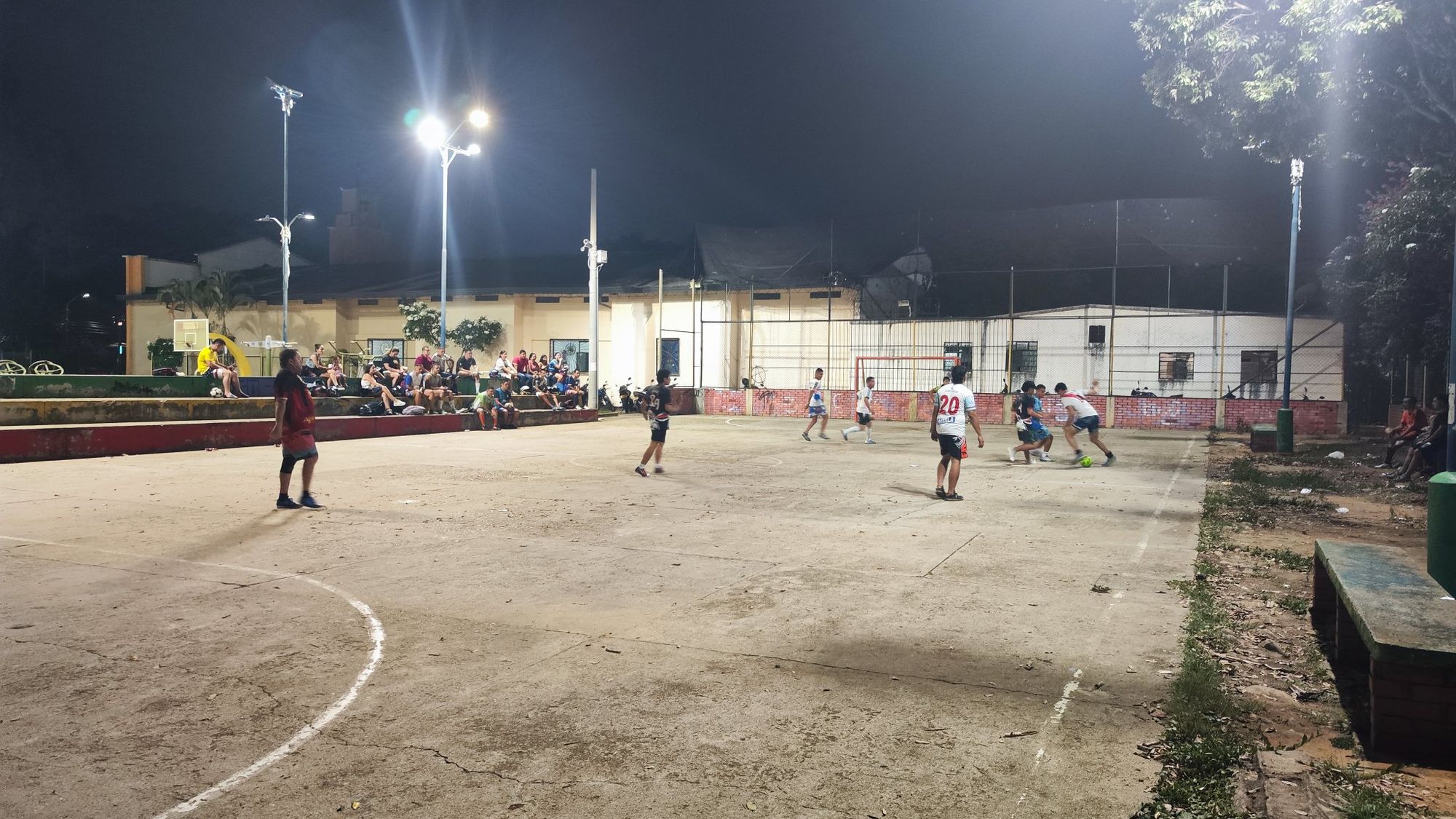 Escenario deportivo del barrio La Joya brilla con nueva iluminación