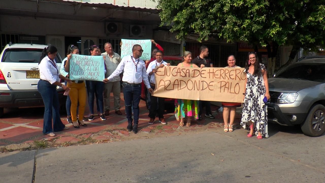 “Casa de herrero, azadón de palo”; protestan en el Ministerio de Trabajo