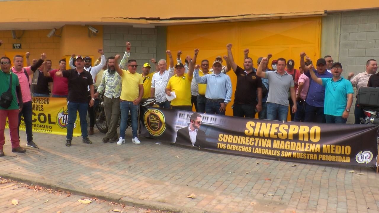 Escoltas protestan y exigen pagos y contratos dignos