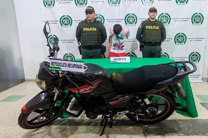 Hampón trató de abandonar vehículo robado y terminó tras las rejas