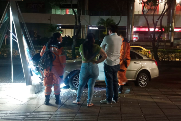 Conductor sin control destrozó parada de bus frente a Cacique