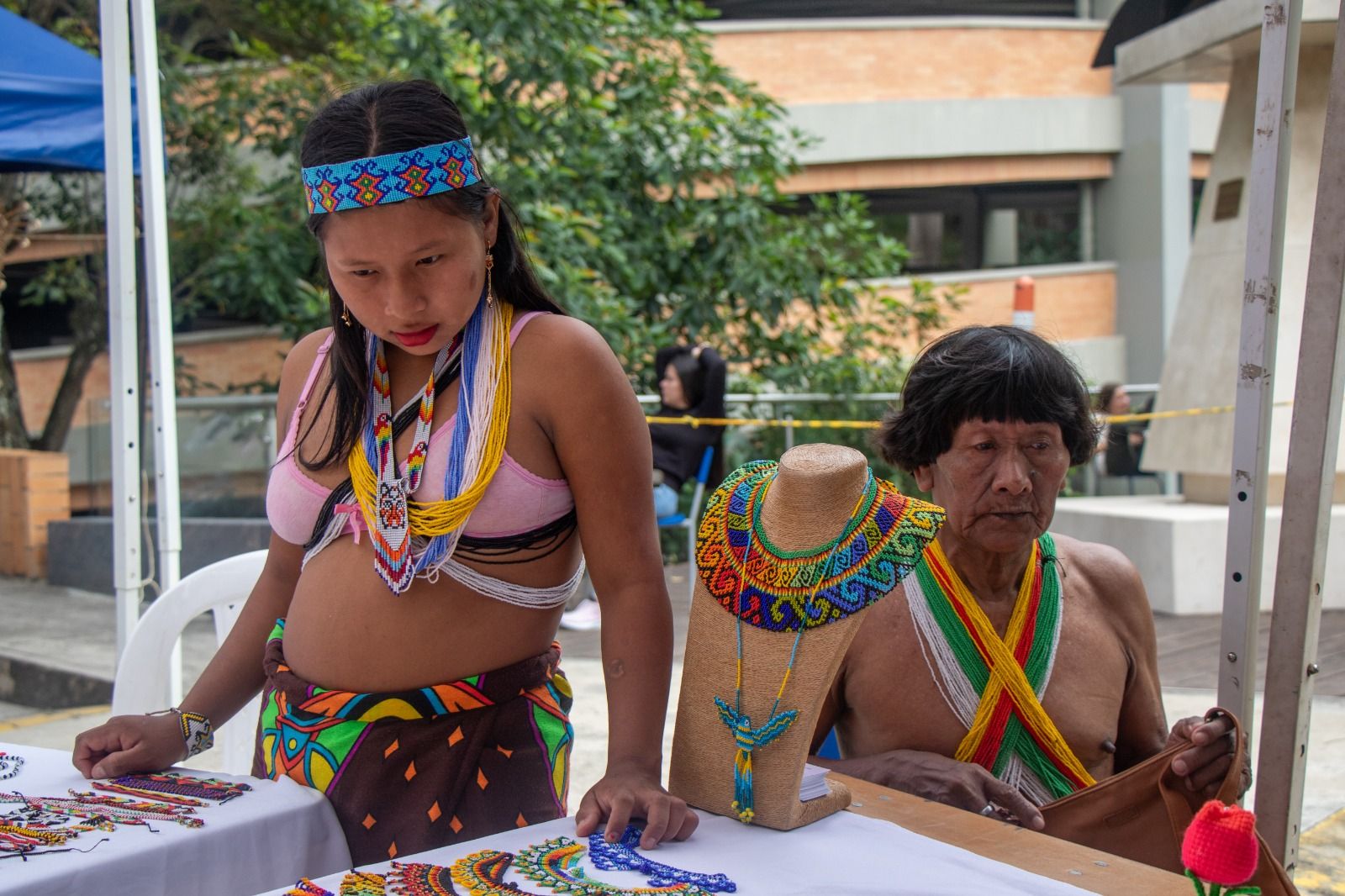 Indígenas Embera deslumbran en la feria 'Homenaje al Artesano'