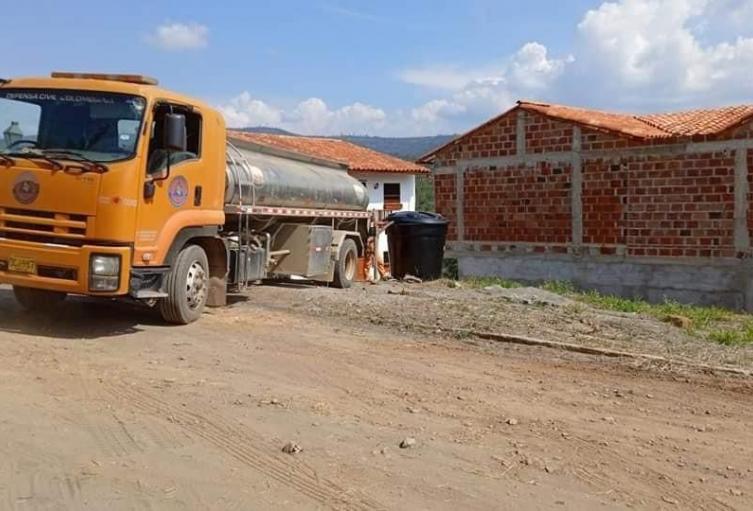 Barichara recibe ayuda en operativo de abastecimiento de agua