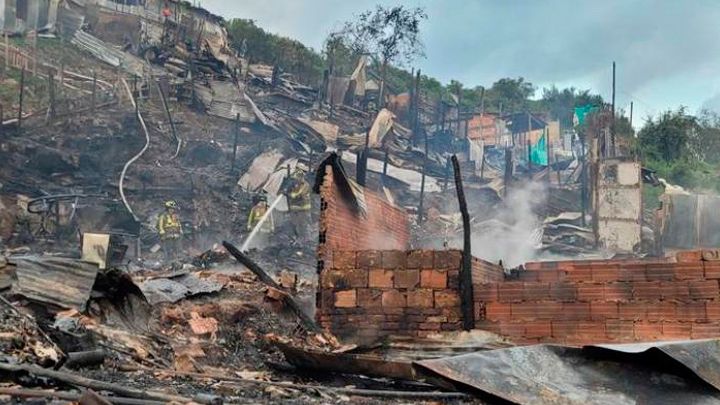 Incendio destruyó 70 casas y dejó más de 200 personas sin hogar