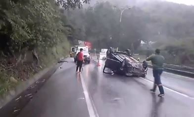 Vehículo se volcó vía al aeropuerto