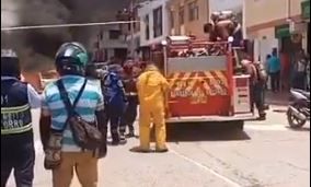 En pérdida total quedó carro que se quemó en pleno centro de El Socorro