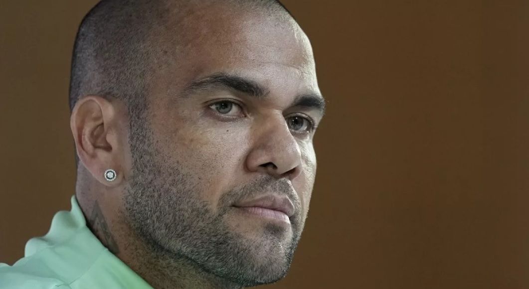 Dani Alves paga millonaria fianza para salir de prisión
