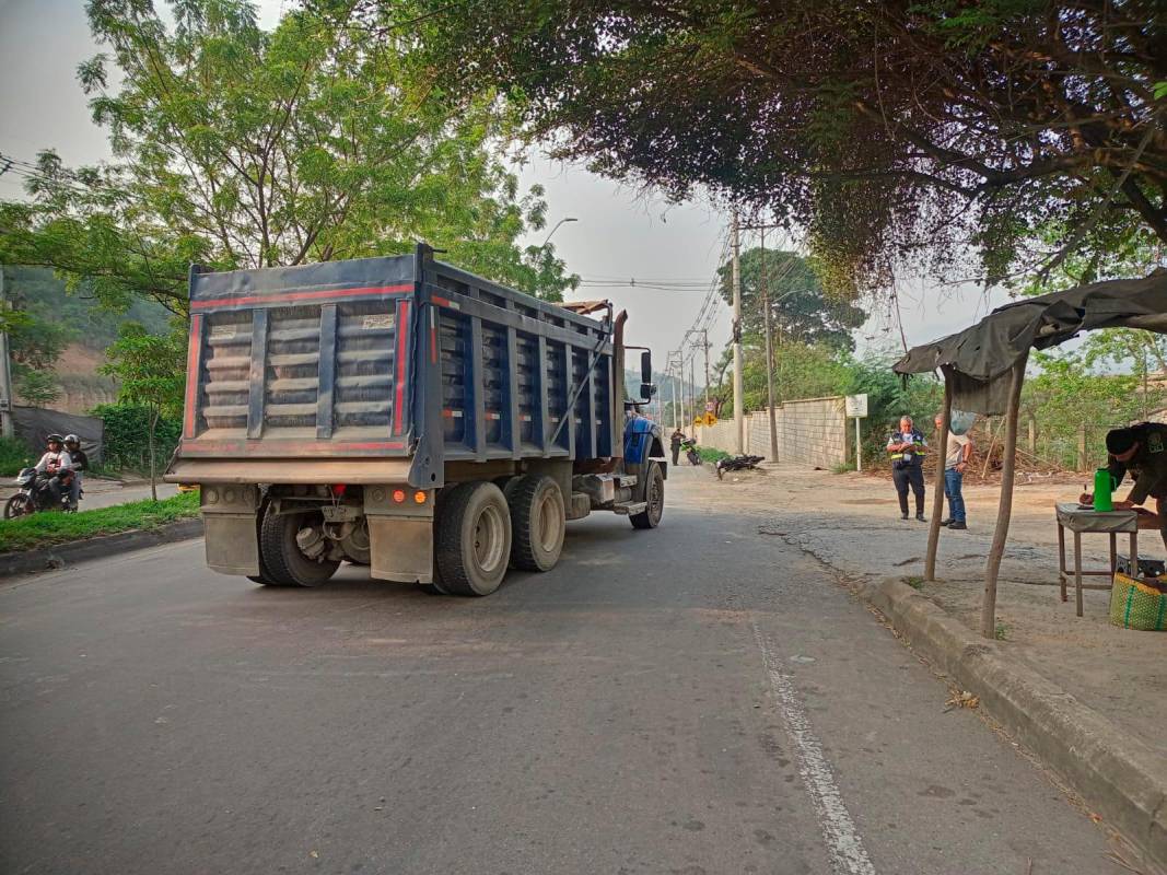 Motorizadas se chocaron contra una volqueta en Chimitá