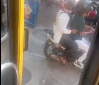 Mototaxista atacó a piedrazos un bus en Bucaramanga